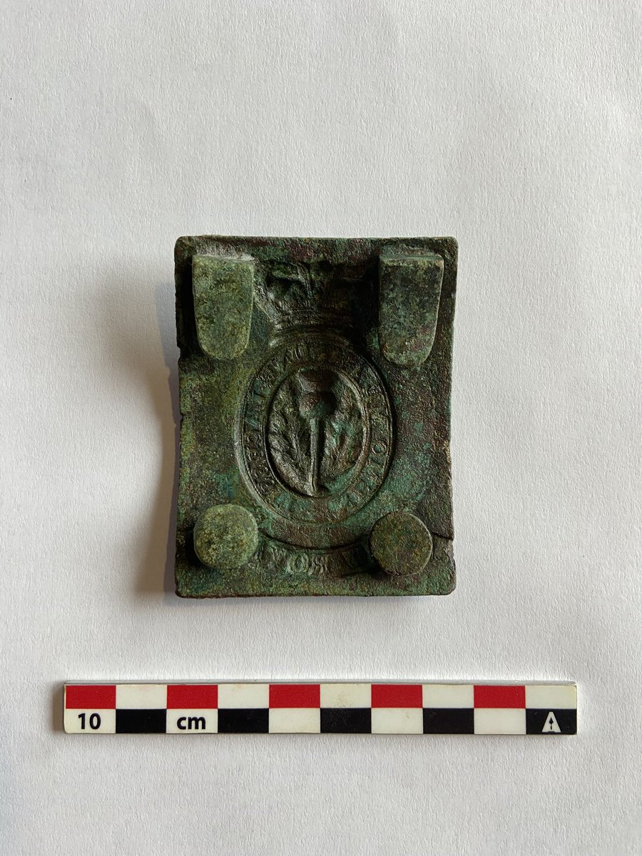Archaeostratego's tweet photo. Otros, en cambio, aunque habían sido hallados por vecinos, sí contaban con una geolocalización precisa.
Como el caso de la placa, con un cardo y el lema de Escocia 🏴󠁧󠁢󠁳󠁣󠁴󠁿 «Nemo me impune lacessit», y de los Royal Scots Regiment, del 1º Rgt., que participó en la batalla de Elviña. https://t.co/ieCrEsWeuR