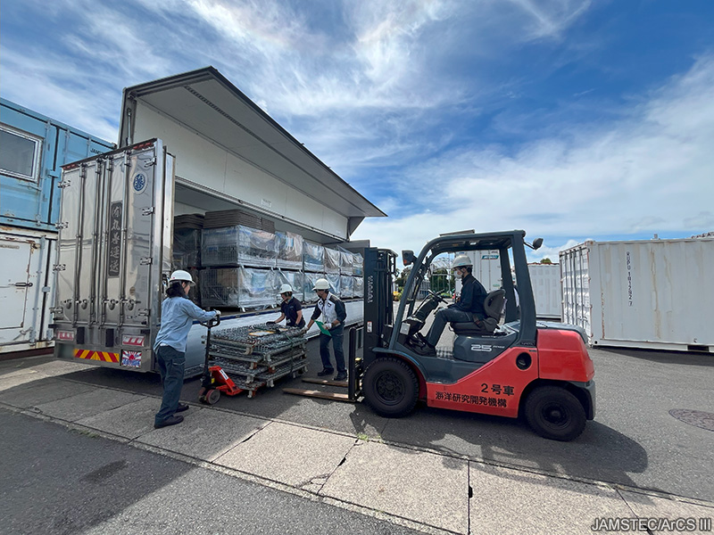 JAMSTEC_PR's tweet image. 🧊北極海からのメッセージ　#みらい北極航海2025 #みらいtheFINAL #ArCS_III
2025年8月26日
いよいよ、海洋地球研究船「みらい」の最後の北極航海が始まります！
今年も航海の様子をブログでお届けしていきますので、お楽しみに。

この航海の準備は、約1年前からスタートしました。…