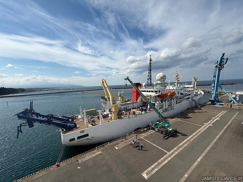 JAMSTEC_PR's tweet image. 🧊北極海からのメッセージ　#みらい北極航海2025 #みらいtheFINAL #ArCS_III
2025年8月26日
いよいよ、海洋地球研究船「みらい」の最後の北極航海が始まります！
今年も航海の様子をブログでお届けしていきますので、お楽しみに。

この航海の準備は、約1年前からスタートしました。…