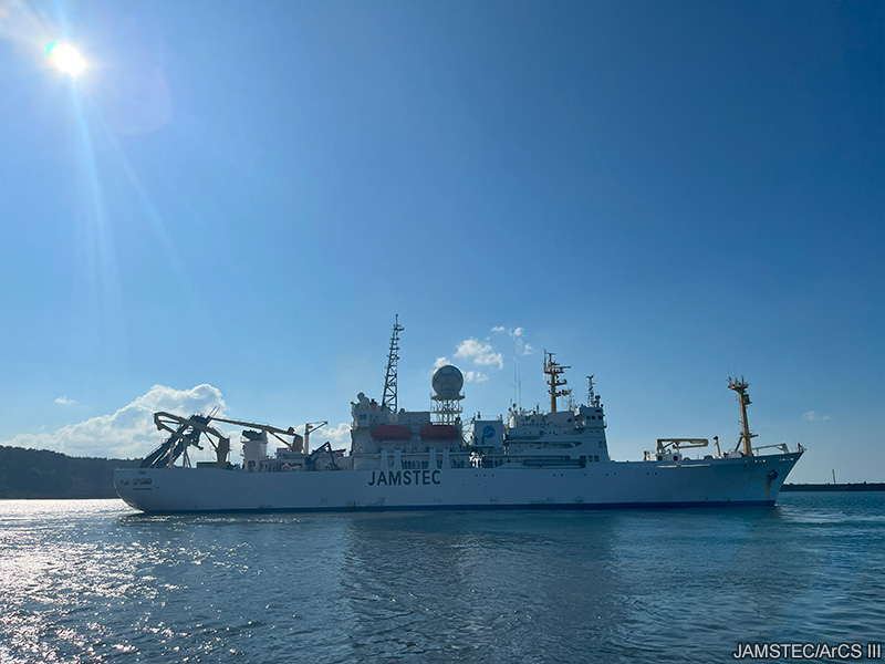 JAMSTEC_PR's tweet image. 🧊北極海からのメッセージ　#みらい北極航海2025 #みらいtheFINAL #ArCS_III
2025年8月26日
いよいよ、海洋地球研究船「みらい」の最後の北極航海が始まります！
今年も航海の様子をブログでお届けしていきますので、お楽しみに。

この航海の準備は、約1年前からスタートしました。…