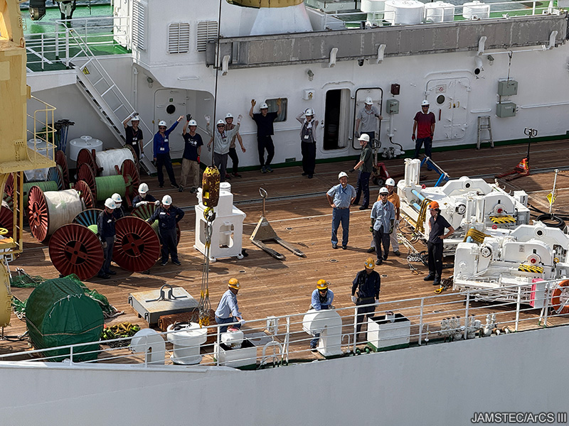 JAMSTEC_PR's tweet image. 🧊北極海からのメッセージ　#みらい北極航海2025 #みらいtheFINAL #ArCS_III
2025年8月26日
いよいよ、海洋地球研究船「みらい」の最後の北極航海が始まります！
今年も航海の様子をブログでお届けしていきますので、お楽しみに。

この航海の準備は、約1年前からスタートしました。…