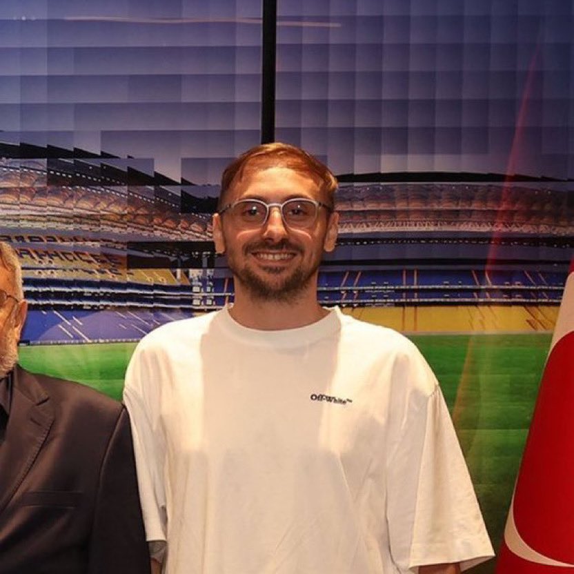 ya şimdi biz çocukken de tel aviv tv izlerdik o askeri araçları falan…