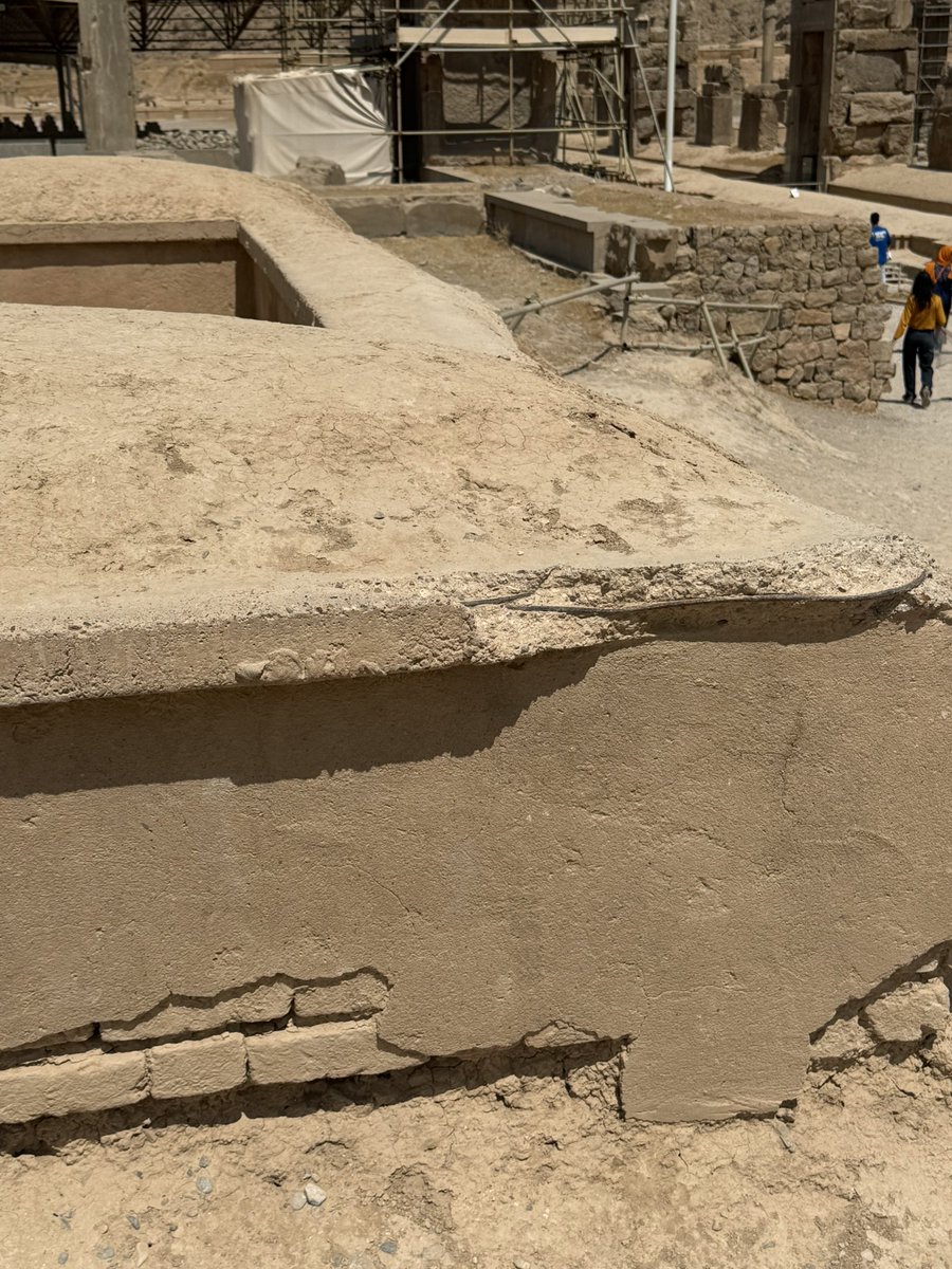 Teimorzadeh's tweet photo. وقتی میگیم عصر #ایران_باستان دوره شکوه و عظمت پارسیان آریایی بود، بیراه نگفته ایم.
نمونه اش این عکس از کاردستی #تخت_جمشید  که نشون میده در اون دوران برای اولین بار از میلگرد در ساختمان سازی استفاده میشده درصورتی که در اروپا در دهه ۱۸۶۰ برای اولین بار از میلگرد استفاده شده است. https://t.co/ujIDLGrhsT