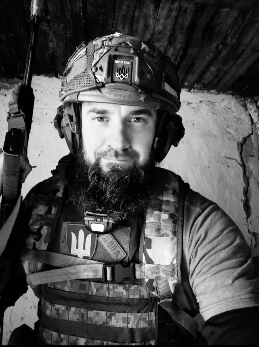 На Харківщині загинув оператор-постановник та військовослужбовець Денис Пономаренко

З 2009 до 2021 року він працював над проєктами Starlight Media, зокрема: «Х-фактор», «Україна має талант» та інших. 

Вже в лютому 2022-го Пономаренко долучився до війська та став командиром