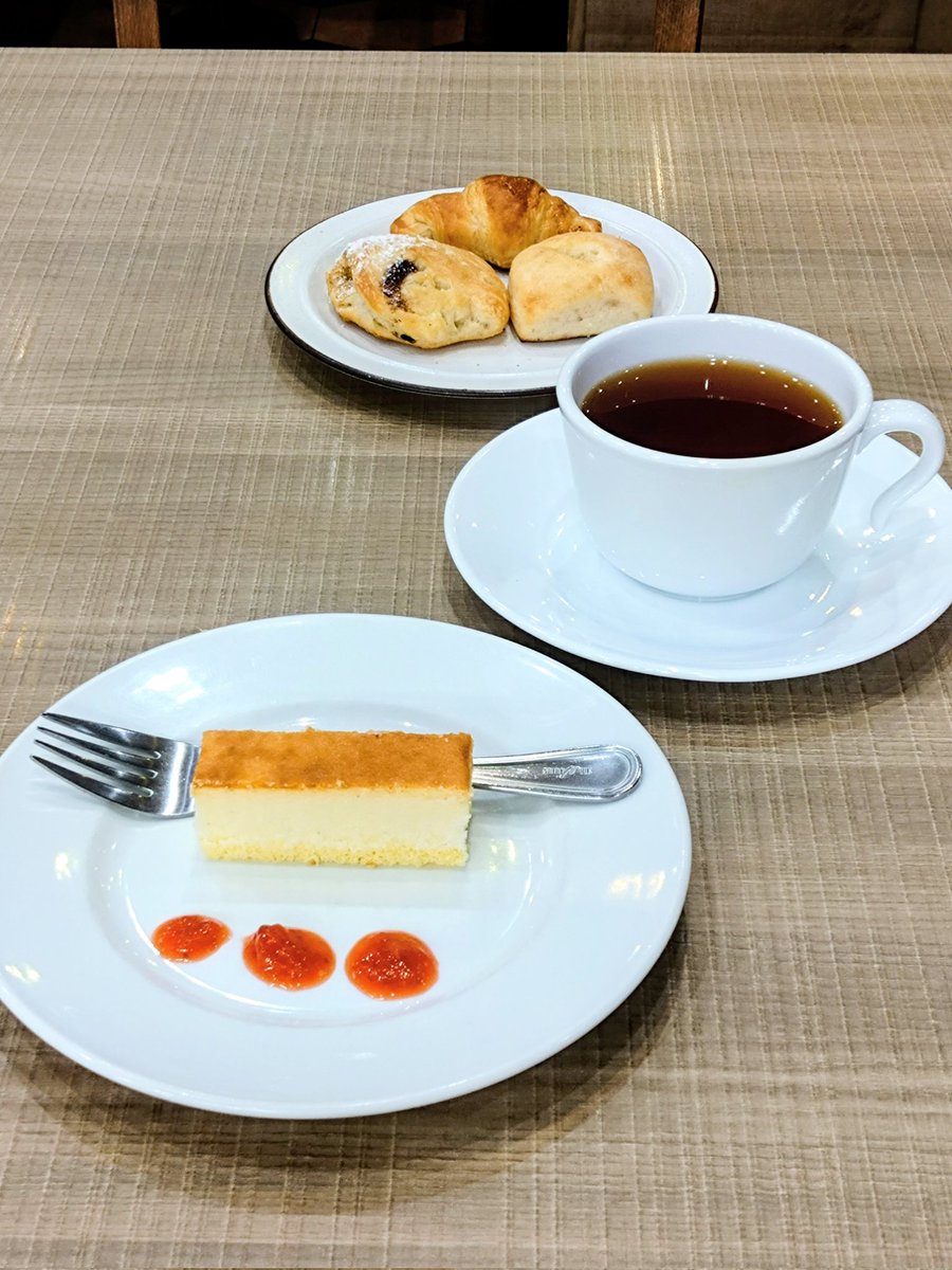 G4JJ's tweet photo. カットに行ったついでにランチ
・生ハムのサラダ
・チーズフォンデュ風ハンバーグ
・焼きたてパン
・チーズケーキ
・アッサムティー
次から次に色んなパンが焼き上がるので、つい食べ過ぎる😅
#木漏れ日のお茶会
#茶好連
#BREADGARDEN https://t.co/AUxBignDpA