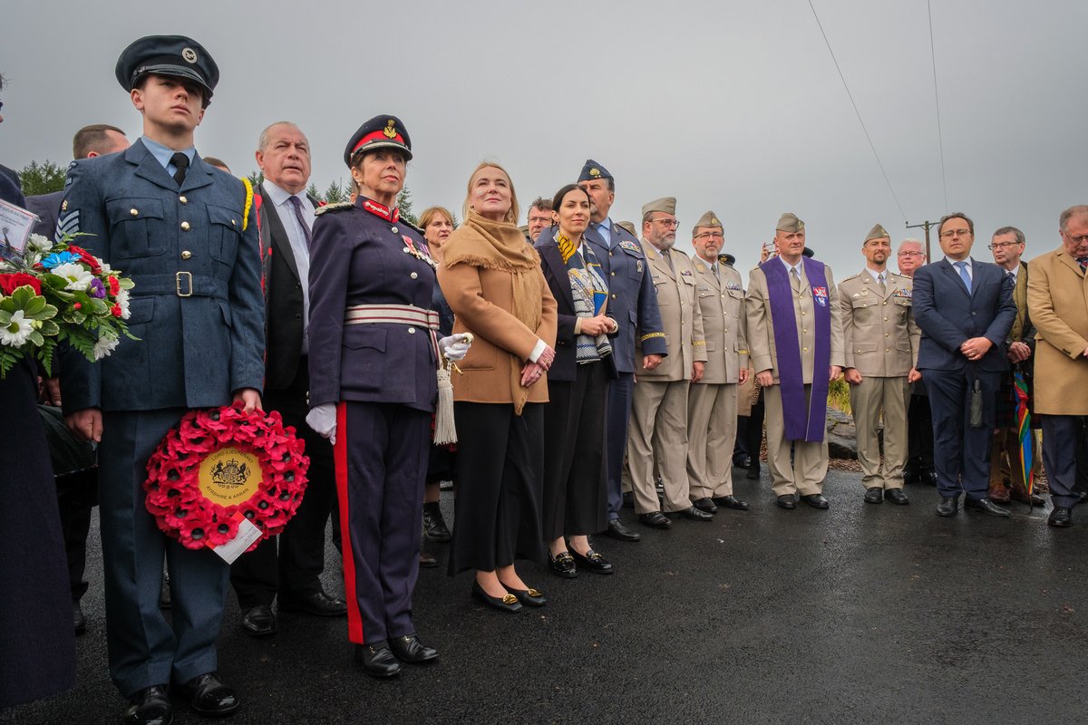 A memorial honouring a Second World War pilot who died after his aircraft crashed at Loch Doon was unveiled at a moving ceremony last weekend. Read more: orlo.uk/O4AM8