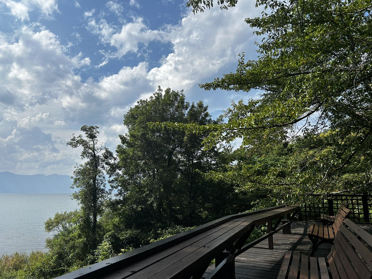 明日から天気崩れそうなので、どーしても今日バイクに乗りたくて、仕事明けでしたが行ってきましたよ〜🏍️♪

琵琶湖の「あのベンチ」〜「カイザーベルクびわ湖」へ‼️
快適に走れました😊👍
やっぱりバイクはストレス解消には持ってこいですよね。
