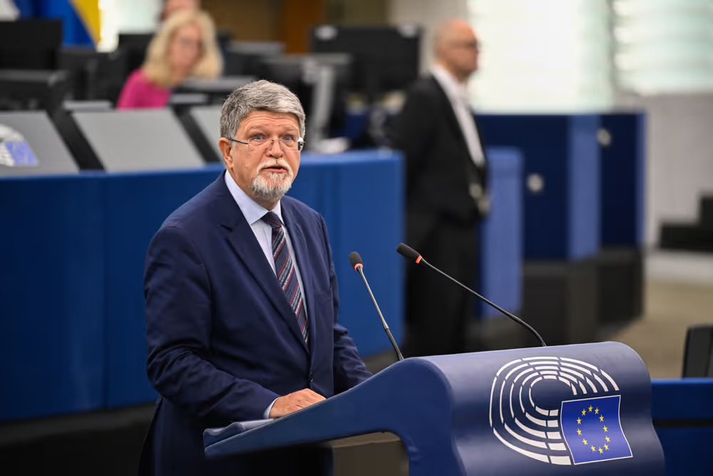 Kada se na naše mirovne napore odgovori napadima dronovima i raketama na civilnu infrastrukturu, zgradu vlade i predstavništvo EU - zaključak bi trebao biti jasan svima. 
❗️Ne postoji istinska Putinova volja da razgovara ili djeluje u smjeru mira.

Braneći sebe, Ukrajina brani