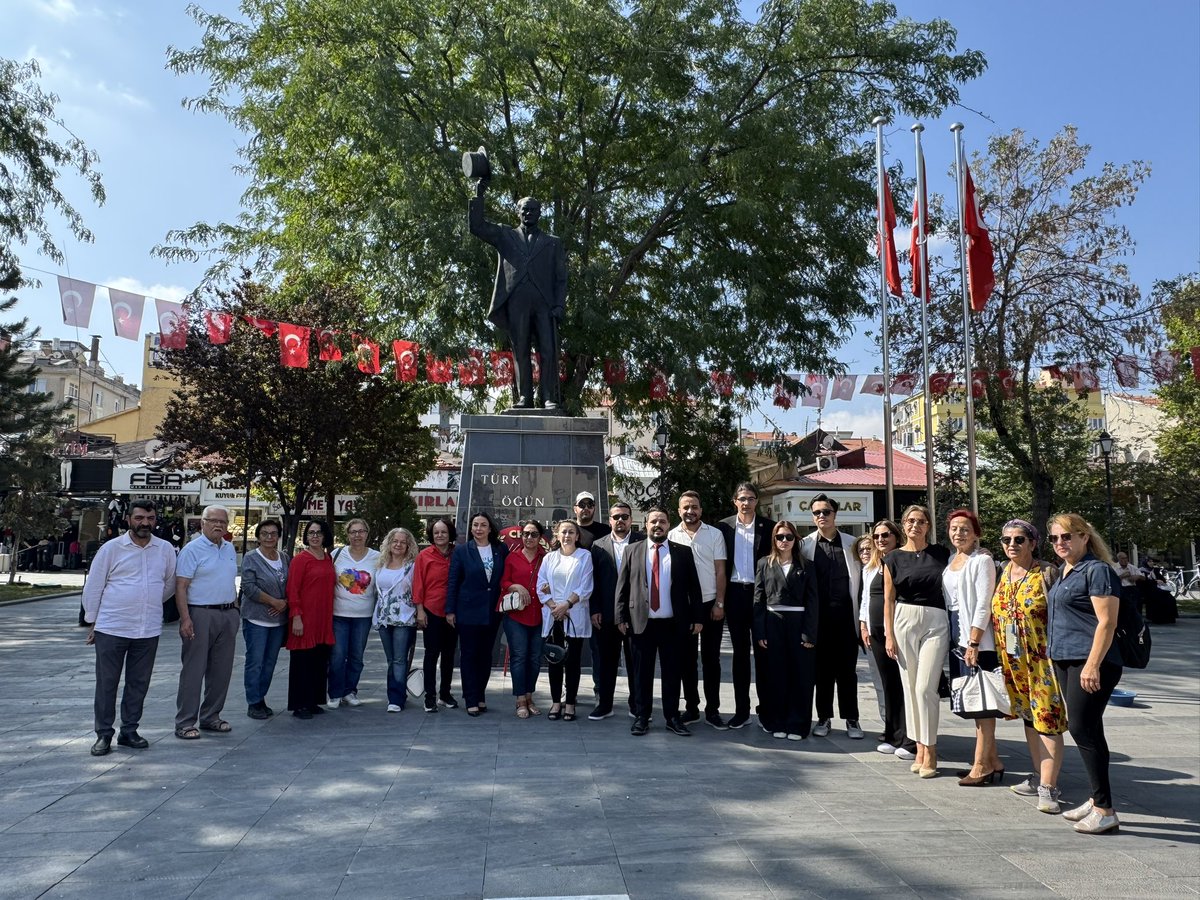 Kuruluşun ve Kurtuluşun Partisi Cumhuriyet Halk Partisi’nin 102. kuruluş yıldönümü kutlamaları kapsamında, Atatürk Parkı’nda çelenk sunma törenimizi gerçekleştirdik.

#CHP102Yaşında