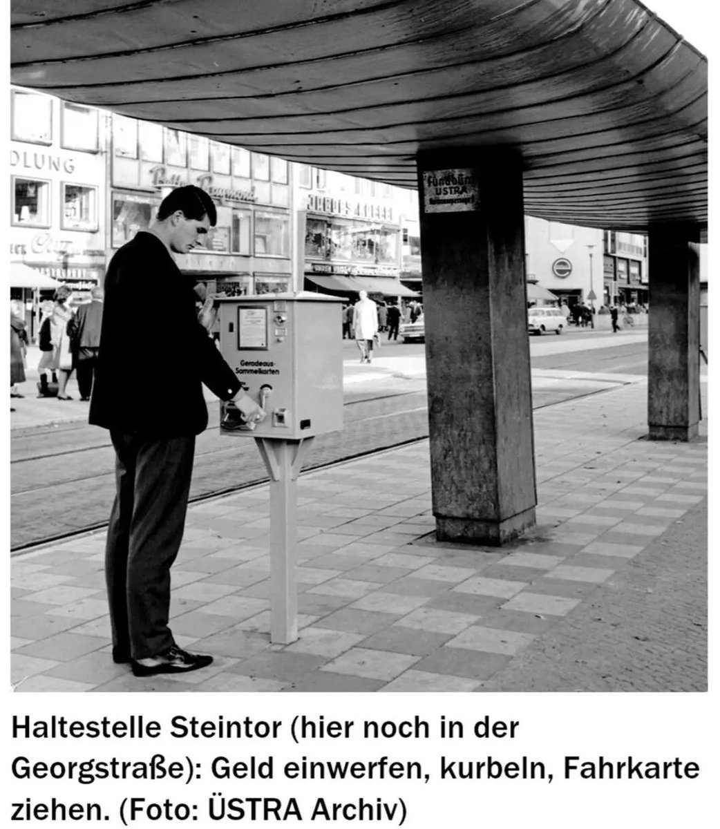 1965 kamen die ersten Fahrkarten-Automaten in der Hannover Innenstadt.

"Neue ,Bedienstete' der Üstra - gelber Rock statt grüner Mütze" titelte damals die HAZ, als das erste gelbe Automaten-Pärchen am Hauptbahnhof installiert wurde.

Pro Automat gab es ein Produkt: für 2,40 DM