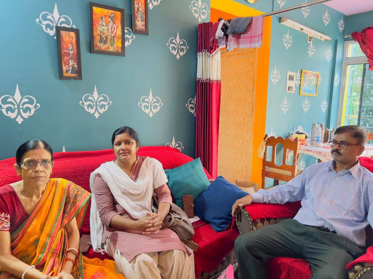 Kaustav Chatterjee (@kaustav7947) on Twitter photo দেশের গর্ব, বাংলার গর্ব, ভেনিস আন্তর্জাতিক চলচ্চিত্র উৎসবে সেরা পরিচালক পুরস্কারপ্রাপ্ত অনুপর্ণা রায়ের বাড়িতে মীনাক্ষী মুখার্জি সহ আরও অনেকে। রয়েছেন অনুপর্ণা রায়ের মা ও বাবা।
<a href="/salimdotcomrade/">Md Salim</a> 
<a href="/MinakshiMukher8/">Minakshi Mukherjee</a> দেশের গর্ব, বাংলার গর্ব, ভেনিস আন্তর্জাতিক চলচ্চিত্র উৎসবে সেরা পরিচালক পুরস্কারপ্রাপ্ত অনুপর্ণা রায়ের বাড়িতে মীনাক্ষী মুখার্জি সহ আরও অনেকে। রয়েছেন অনুপর্ণা রায়ের মা ও বাবা।
<a href="/salimdotcomrade/">Md Salim</a> 
<a href="/MinakshiMukher8/">Minakshi Mukherjee</a>