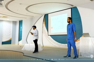 المساعد الصحي فهد العنزي و م. حاتم البلوي خلال الندوة