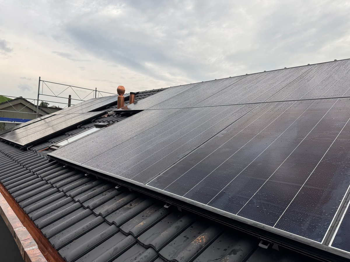 Eine PV Anlage mehr! Vom Eigentümer gebaut und nun Stecker montiert und gemessen von mir: 25.92 kWp (Süd/Nord), 20 kVA mit Huawei MAP0 (12/8kW), 20.7 kWh Batterie, Smartguard mit 20ms Umschaltzeit auf Notstrom - 3phasig natürlich 😍💪