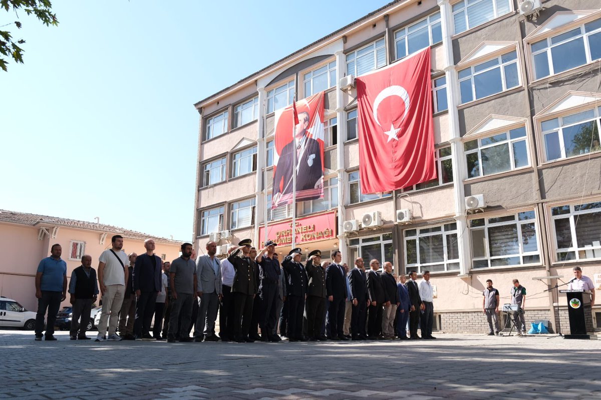 Orhaneli’nin düşman işgalinden kurtuluşunun 103.Yıl dönümü kutlamaları kapsamında;Kaymakamımız Sn. Muhammed Furkan Tuna, Belediye Başkanımız Ali Osman Tayır ve protokol üyelerin katılımıyla Atatürk Anıtına çelenk sunma töreni gerçekleştirildi.