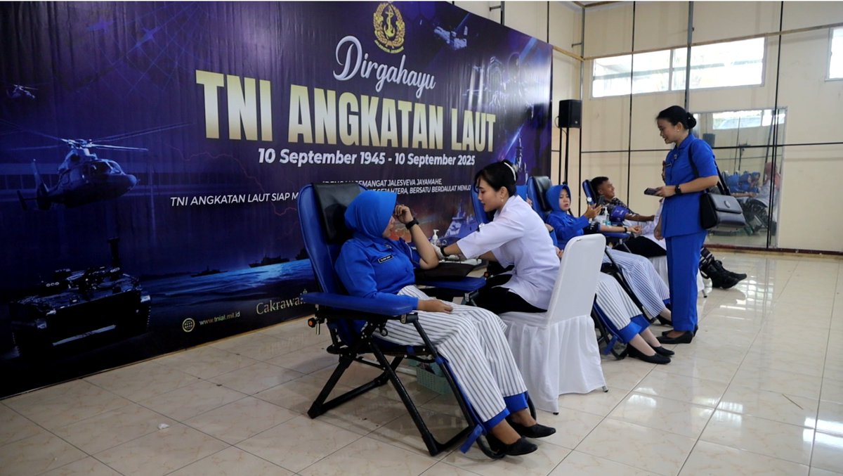 Puspen_TNI's tweet image. Menjelang HUT ke-80, TNI AL Koarmada I gelar Baksos &amp;amp; Bakkes di Tanjungpinang.

174 peserta terbantu lewat pengobatan gratis, donor darah, &amp;amp; pembagian sembako.
Wujud kepedulian TNI AL untuk rakyat.

@_TNIAL_

#tniprima #TNIAL #jalesvevajayamahe