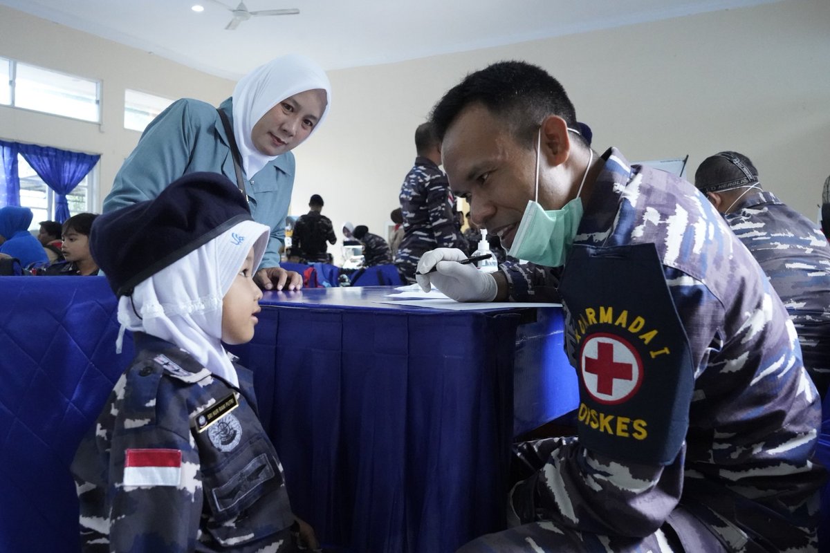 Puspen_TNI's tweet image. Menjelang HUT ke-80, TNI AL Koarmada I gelar Baksos &amp;amp; Bakkes di Tanjungpinang.

174 peserta terbantu lewat pengobatan gratis, donor darah, &amp;amp; pembagian sembako.
Wujud kepedulian TNI AL untuk rakyat.

@_TNIAL_

#tniprima #TNIAL #jalesvevajayamahe