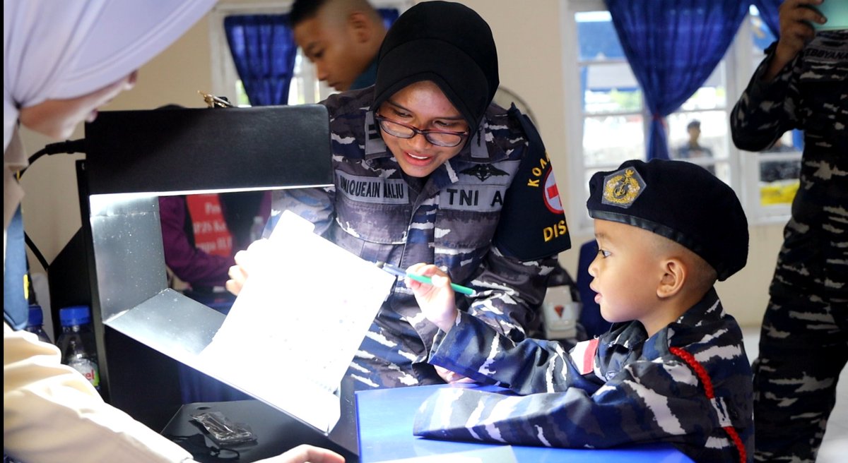 Puspen_TNI's tweet image. Menjelang HUT ke-80, TNI AL Koarmada I gelar Baksos &amp;amp; Bakkes di Tanjungpinang.

174 peserta terbantu lewat pengobatan gratis, donor darah, &amp;amp; pembagian sembako.
Wujud kepedulian TNI AL untuk rakyat.

@_TNIAL_

#tniprima #TNIAL #jalesvevajayamahe