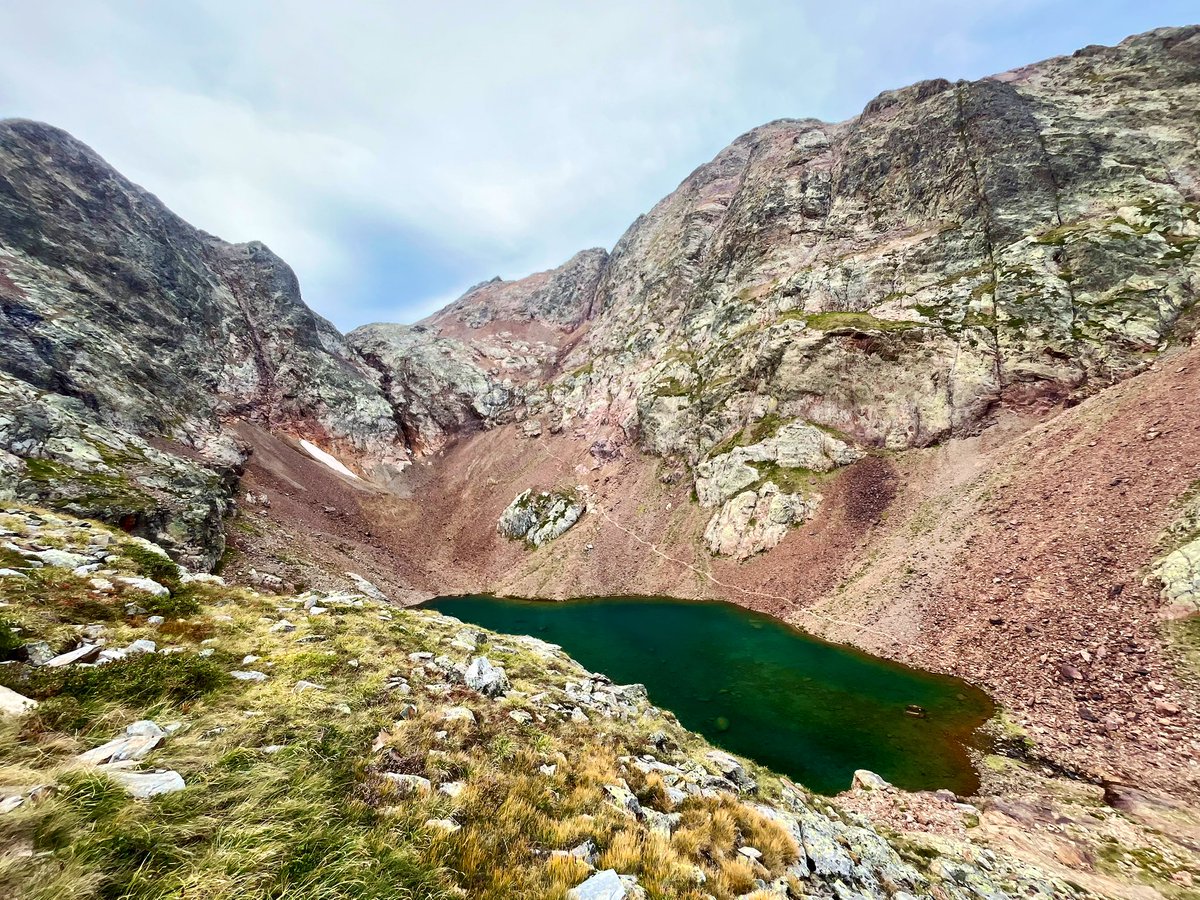 Le vent, le silence, les montagnes… 🏕️

Le géant de Catalogne se mérite, mais quelle récompense au bout. Juste incroyable ! 💚🥾

📍 Pic d'Estats (3143m)
📏 20,9 km
🏔️ 2080 m D+

#randonnee #occitanie #ariege #picdestats #randolife #montagneaddict #naturevibes #bivouac #sommet