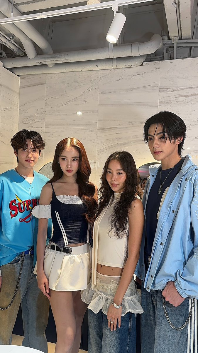 พี่โยชิสวยจังเลยๆๆๆ เอ็นดูหมาเด็กเขินพี่คนสวย🤏🏻✨

#PHUTATCHAI #PEEMWASU #Yoshirinrada
#OLENSXBUS
#OLENSTH 
#OLENSTHAILAND 
#BUSbecauseofyouishine