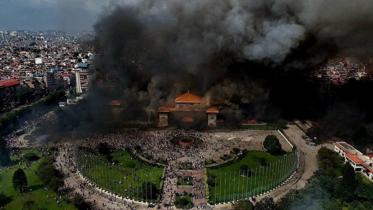 Nepal’de parlamento binası ateşe verilmiş. 

Başbakanları bugün protestolar neticesinde istifa etti. 

Gösterilerin nedeni şu hükümet Facebook, LinkedIn, X gibi uygulamaları lisans almadıkları için engelledi. 

Gösterilerde en az 19 kişi öldü. Dijital devlerin devletleri yuttuğu,