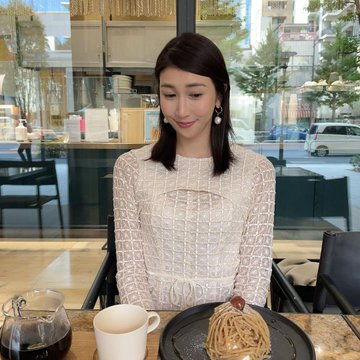 Evefanyy's tweet photo. ✨ 午後の時間の最も美しい側面は、忙しくすることではなく、窓辺に静かに座り、一杯のコーヒーとデザートを楽しみ、甘い香りとともにゆっくりと心を流すことです。 https://t.co/RB1m7Gu5yH