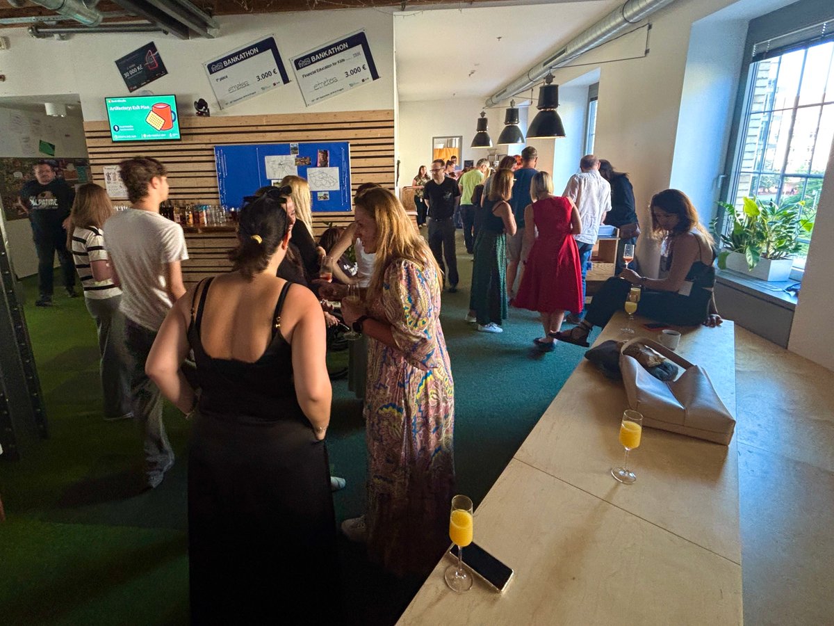 Po prázdninové pauze jsou zpět firemní snídaně! 🍳 Dnes full english - nechyběly klobásky, fazolky, houby. Společně jsme si pochutnali a teď s dobrou náladou do práce! 🚀