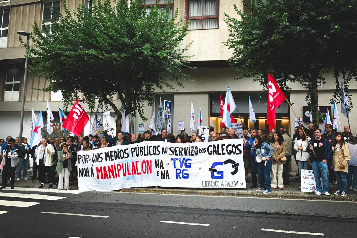 📣Concentrámonos ás portas do Parlamento para acompañar a defensa e toma en consideración da iniciativa lexislativa popular #liberemosagalega que recabou o apoio de case 25 mil galegas e galegos 
🪧Porque queremos uns medios públicos plurais, de calidade e ao servizo do pobo