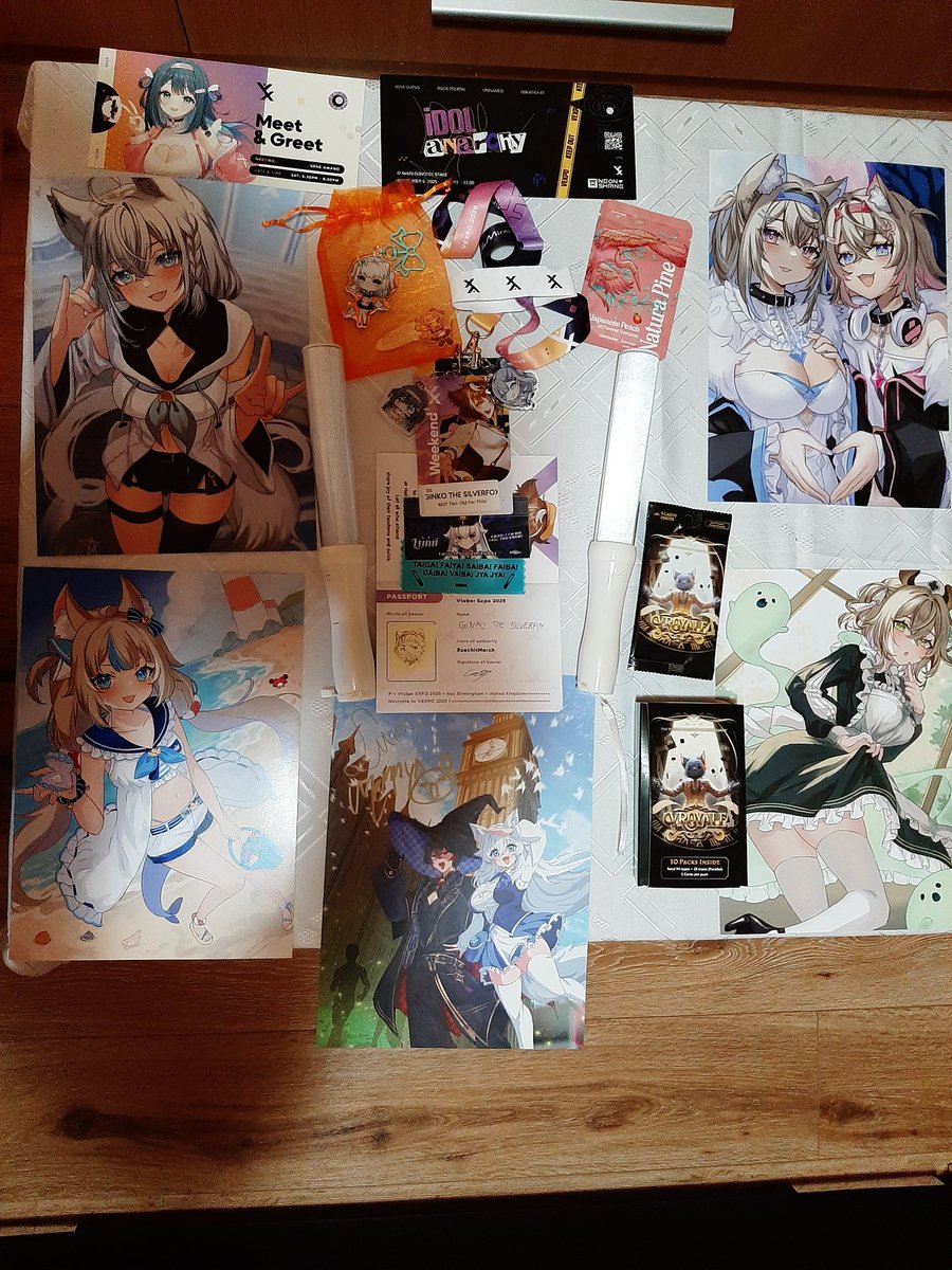 Ginko_Silverfox's tweet image. Merch and gift haul from #VeXpo2025 ! Thank you @Vtuber_Expo , @EuriDiceEN (penlights) , @NeoShionVT (cute portrait for passport) @mercuryillust, @kawa_entertain, @eternals @MaidsOfEngland , @SoleDoesArt ! 💛