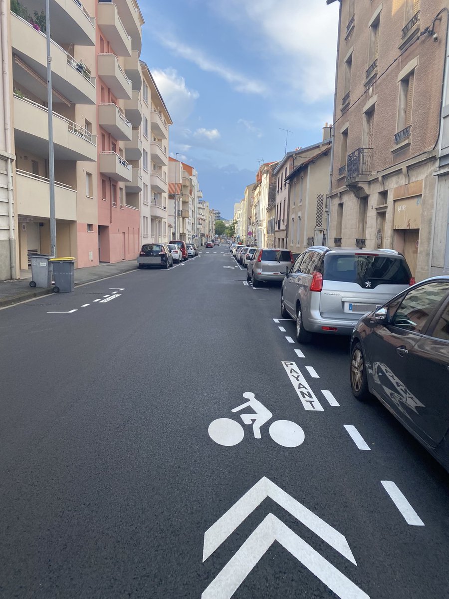 LeonRavachol's tweet photo. Condoléances sincères

@olivierbianchi1 respectez enfin la loi LOM à @ClermontFd svp 🙏

Et protégez les pistes et bandes cyclables des #GCUM

🚧 de Juillet 2025 av Libération :
-Ni piste ni bande cyclable
-Chevrons 🚲 ⏫️ collés aux 🚗 en stationnement 

#Emportiérage
#LoiLOM https://t.co/fP6SZimPZo