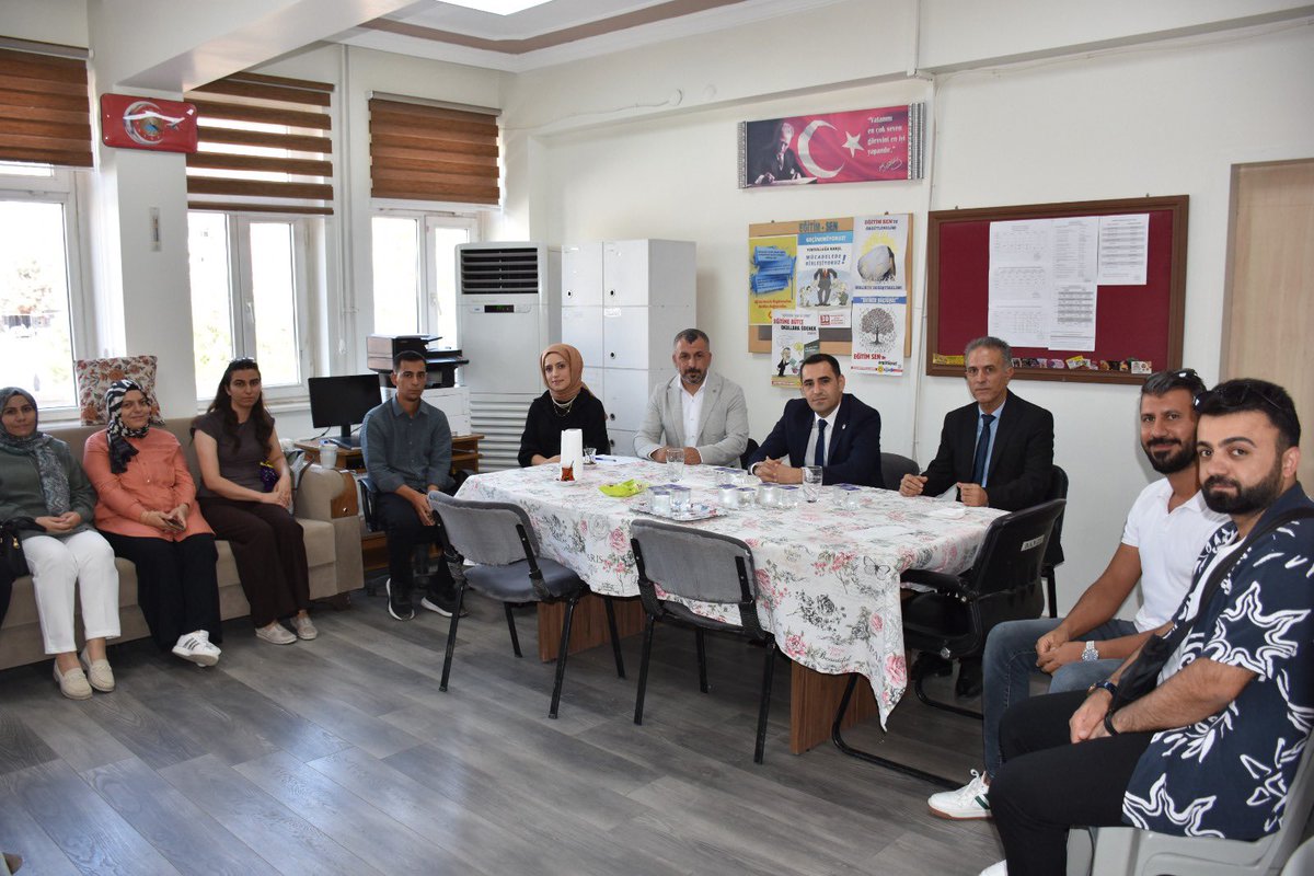 Kaymakamımız Sayın Mevlana KÜRKCÜ, 2025-2026 Eğitim-Öğretim Yılı’nın başlaması vesilesiyle Şehit  Nazım TUNCER ilköğretim okulunu ziyarette bulundu. Kaymakamımız sınıfları gezerek öğrencilerle bir araya geldi ve onlarla sohbet etti. Yeni eğitim-öğretim döneminde tüm