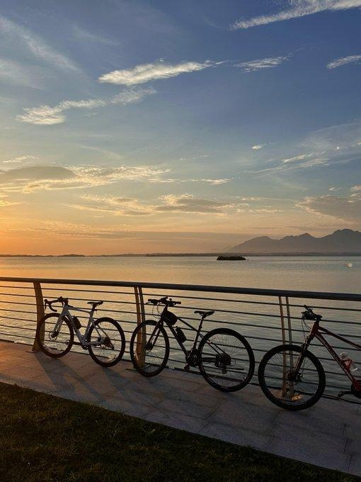 夕焼けと静かな海、自転車と共に過ごすひととき🚴‍♀️🌅 心が落ち着く瞬間です