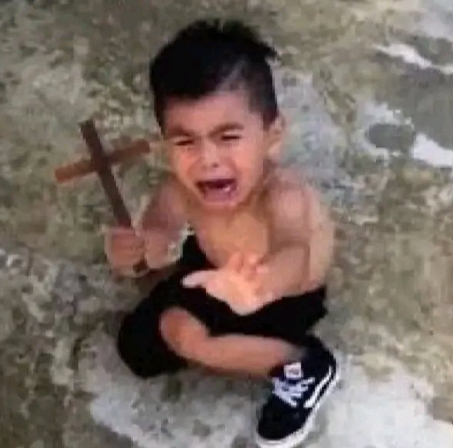 Tweeps that forcing me to see there pinned gig😂