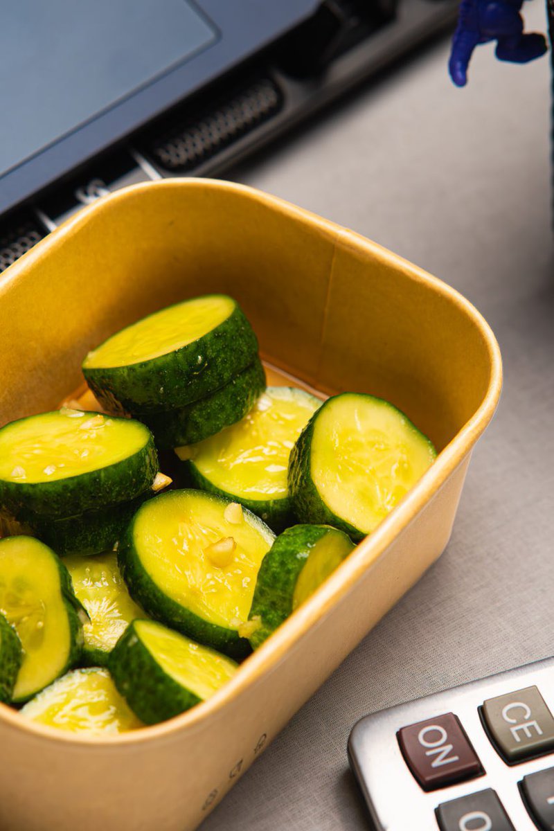 Огурцы в азиатском стиле - это уже настоящая классика востока, салат который знают по всему миру. 
Минимум ингредиентов, максимум вкуса, просто, но ярко. Невозможно объяснить в нескольких словах почему эти огурчики многим полюбились, но зато очень легко заказать их в <a href="/foodikal/">vodikal</a>