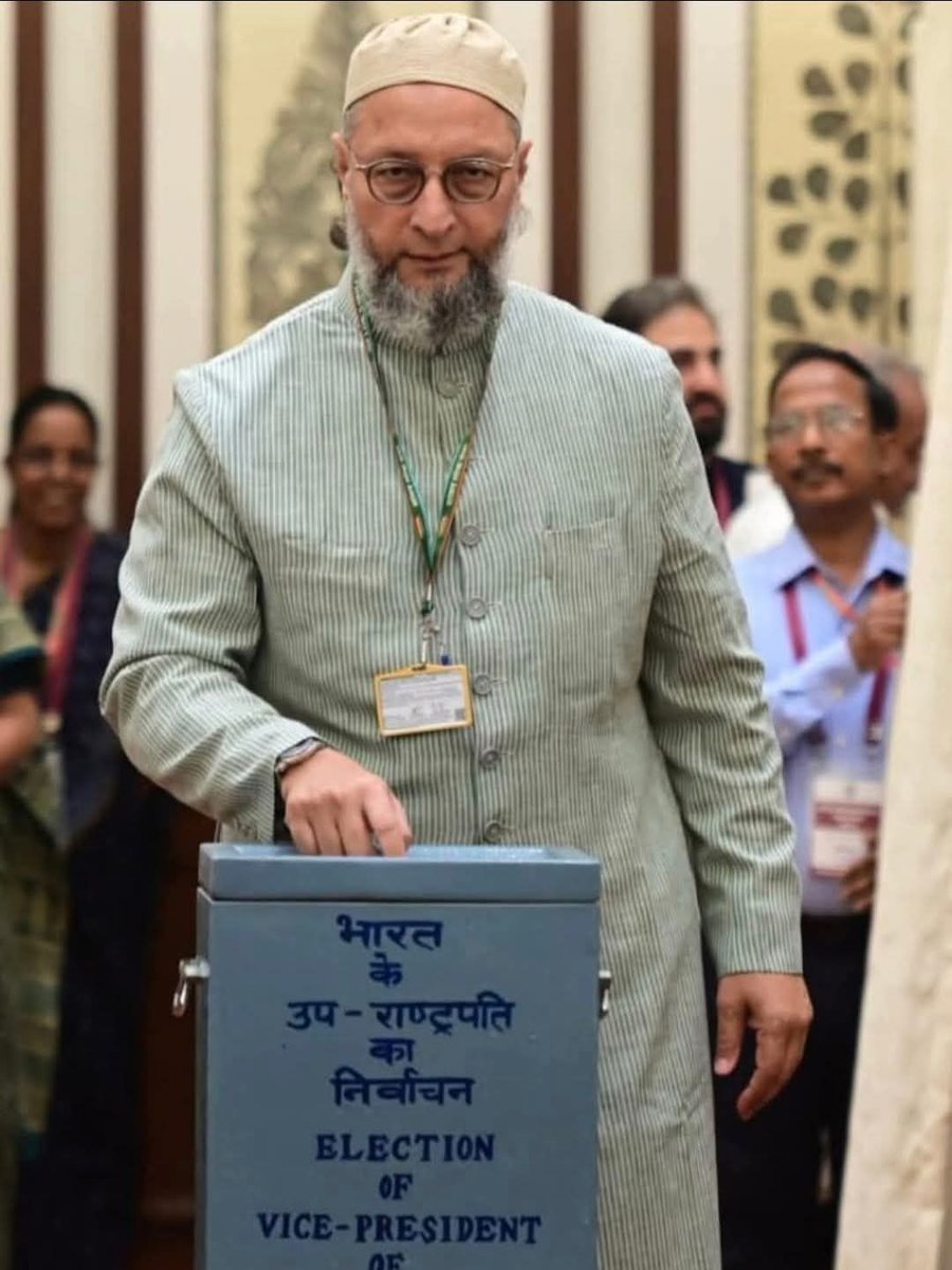 👆उपराष्ट्रपति के चुनाव में अपना कीमती वोट डालते हुए बैरिस्टर असदुद्दीन ओवैसी साहब!! #AsaduddinOwaisi