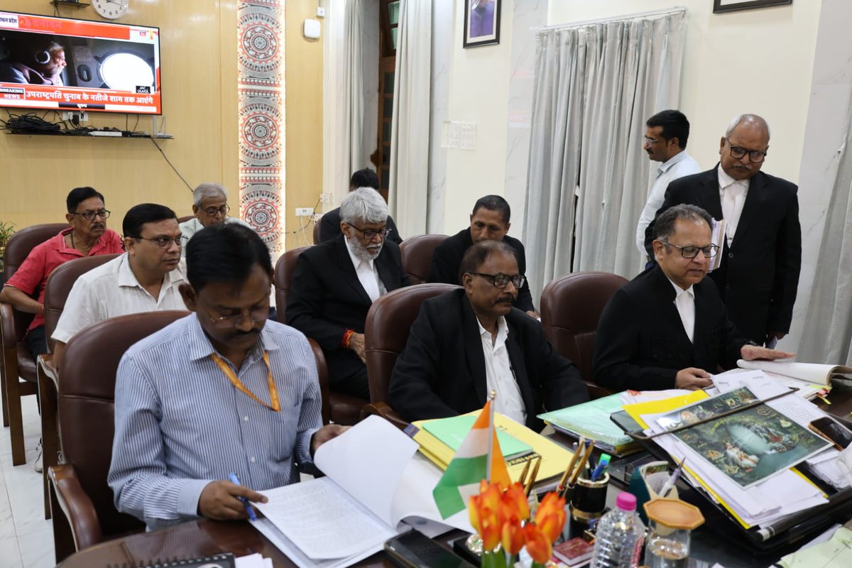 Urban Development & Housing Dept, Govt. of Bihar (@udhdbihar) on Twitter photo ЁЯПЫя╕П рдирдЧрд░ рд╡рд┐рдХрд╛рд╕ рдПрд╡рдВ рдЖрд╡рд╛рд╕ рд╡рд┐рднрд╛рдЧ рдХрд╛рд░реНрдпрд╛рд▓рдп рдореЗрдВ рд╡рд┐рднрд╛рдЧреАрдп рдорд╛рдорд▓реЛрдВ рдХреА рд╕реБрдирд╡рд╛рдИ рдХрд░рддреЗ рд╣реБрдП рдорд╛рдирдиреАрдп рдордВрддреНрд░реА рд╢реНрд░реА <a href="/JIBESHKUMARBIH/">Jibesh Kumar</a>ред
ЁЯУМрдЗрд╕ рдЕрд╡рд╕рд░ рдкрд░ рдирдЧрд░ рд╡рд┐рдХрд╛рд╕ рд╕реЗ рд╕рдВрдмрдВрдзрд┐рдд рд╡рд┐рднрд┐рдиреНрди рдорд╛рдорд▓реЛрдВ рдкрд░ рдЕрдзрд┐рд╡рдХреНрддрд╛рдУрдВ рд╕реЗ рд╣реБрдИ рд╡рд┐рд╕реНрддреГрдд рдЪрд░реНрдЪрд╛, рдЬрд┐рд╕рд╕реЗ рд╕рдВрдмрдВрдзрд┐рдд рд╡рд┐рд╖рдпреЛрдВ рдХреА рдЧрд╣рд░рд╛рдИ рд╕реЗ рд╕рдордЭ рдФрд░ рд╕рдорд╛рдзрд╛рди рдХреА рджрд┐рд╢рд╛ рдореЗрдВ рдареЛрд╕ рдкрд╣рд▓ рд╣реБрдИред ЁЯПЫя╕П рдирдЧрд░ рд╡рд┐рдХрд╛рд╕ рдПрд╡рдВ рдЖрд╡рд╛рд╕ рд╡рд┐рднрд╛рдЧ рдХрд╛рд░реНрдпрд╛рд▓рдп рдореЗрдВ рд╡рд┐рднрд╛рдЧреАрдп рдорд╛рдорд▓реЛрдВ рдХреА рд╕реБрдирд╡рд╛рдИ рдХрд░рддреЗ рд╣реБрдП рдорд╛рдирдиреАрдп рдордВрддреНрд░реА рд╢реНрд░реА <a href="/JIBESHKUMARBIH/">Jibesh Kumar</a>ред
ЁЯУМрдЗрд╕ рдЕрд╡рд╕рд░ рдкрд░ рдирдЧрд░ рд╡рд┐рдХрд╛рд╕ рд╕реЗ рд╕рдВрдмрдВрдзрд┐рдд рд╡рд┐рднрд┐рдиреНрди рдорд╛рдорд▓реЛрдВ рдкрд░ рдЕрдзрд┐рд╡рдХреНрддрд╛рдУрдВ рд╕реЗ рд╣реБрдИ рд╡рд┐рд╕реНрддреГрдд рдЪрд░реНрдЪрд╛, рдЬрд┐рд╕рд╕реЗ рд╕рдВрдмрдВрдзрд┐рдд рд╡рд┐рд╖рдпреЛрдВ рдХреА рдЧрд╣рд░рд╛рдИ рд╕реЗ рд╕рдордЭ рдФрд░ рд╕рдорд╛рдзрд╛рди рдХреА рджрд┐рд╢рд╛ рдореЗрдВ рдареЛрд╕ рдкрд╣рд▓ рд╣реБрдИред
