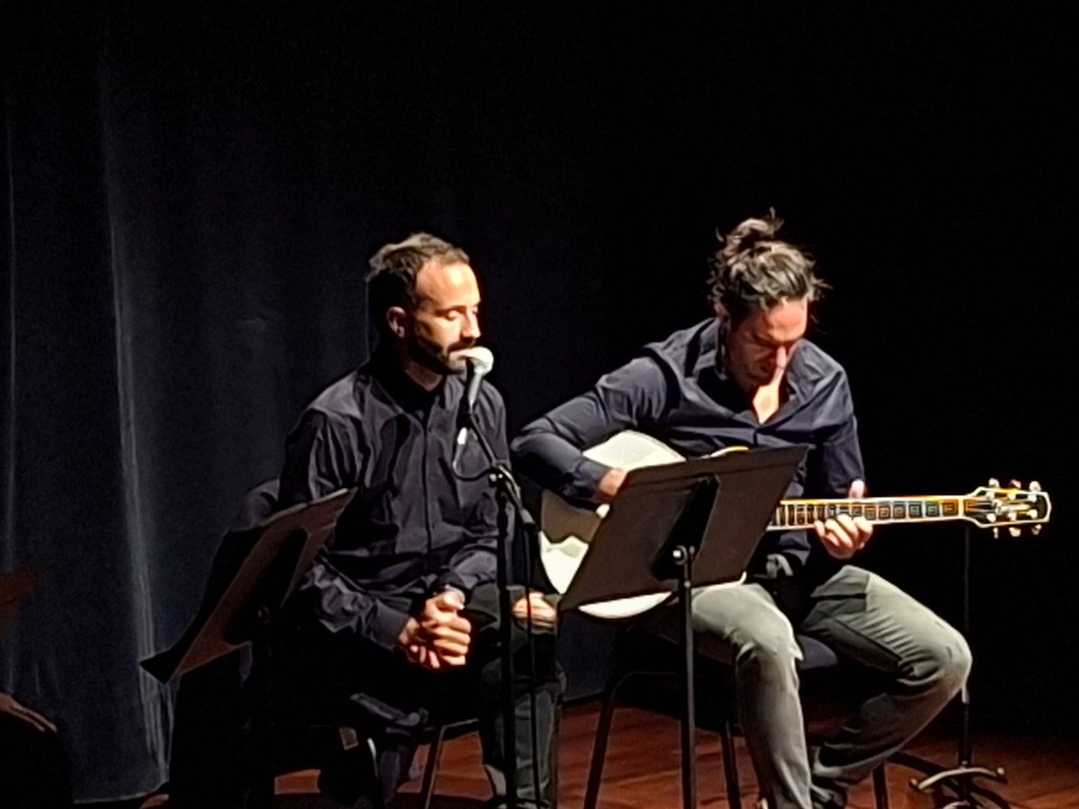 📷 Poesia Orduak 2025

"Lourdes Iriondo, isilarazitako ahotsa" ekitaldiak argazki ederrak utzi zizkigun.
Jon Martin Etxebestek, Irati Odriozola Zugarramurdi eta Ainhoa Ansa Zugarramurdi kantariekin batera oholtza gainea oroitu zuten musikari eta abeslari donostiarra.
<a href="/JonMartwit/">Jon Martin Etxebeste</a>