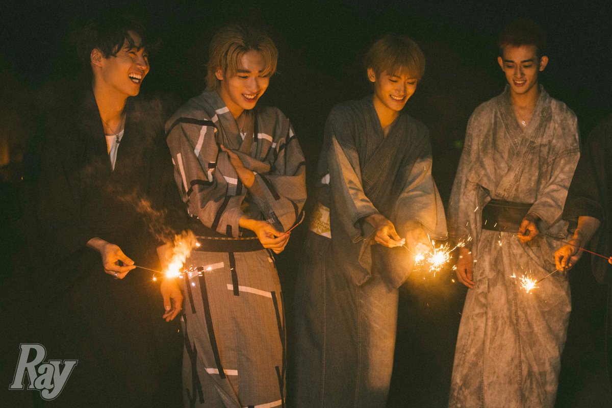 mag_ray's tweet photo. ＼✨#Ray10月号  大好評発売中✨／

#WATWING の連載企画
「おれたちの1ページ」より
特別にアザーカットを大公開📸🪽

編集長を務めた #鈴木曉 くんの
ソロカットに加え、6人で無邪気に
花火を楽しむカットは保存必須です🎆🤍

さらに
先日公開した倫太郎くんの誕生日サプライズ動画で、
「撮影していた倫太郎くんのソロカットも見たい！」
という声をたくさんいただいたので、
幻のソロカットも一緒にお届けです♡

#Ray10月号「おれたちの1ページ」
ぜひ、チェックしてね☑️🫶

▼Ray10月号はここから🛒
🔗https://t.co/gOc4TKo1yn

Ray10月号（8月22日発売）
企画名：おれたちの1ページ
#WATWING #古幡亮 #鈴木曉 #髙橋颯
#八村倫太郎 #桑山隆太 #福澤希空
#WATWING #windy #Ray #おれたちの1ページ