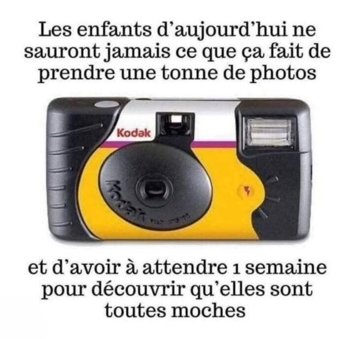Anniv_OR's tweet image. Qui se souvient du suspense insoutenable d’attendre une semaine pour découvrir que toutes les photos étaient floues, mal cadrées ou avec un doigt devant l’objectif ? 😅
Et pourtant… quel bonheur d’aller les chercher au labo !
#souvenirs #nostalgie #generation90 #kodakmoment