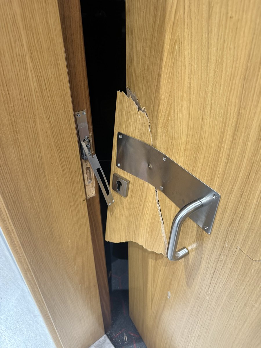 cem_avs's tweet image. Cumhuriyet Halk Partisi’nin kuruluş yıldönümünde, gitme korkusundan elleri ayaklarına dolaşanların düştüğü durum: İl başkanlığımızın toplantı odasının kapısını kırmak!

Hukuk işliyormuş öyle mi? Hangi hukuk size kapı kırmayı emrediyor? Kim yazdı bu emri size? Bu bizim bildiğimiz…