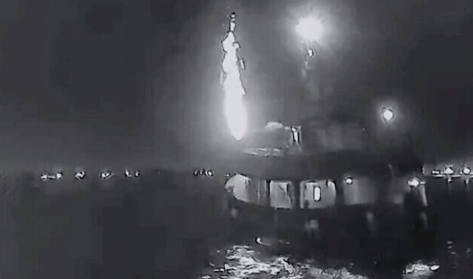 Cette nuit, au port de Tunis, une frappe de drone a attaqué le navire amiral de la #globalsumudflotilla , flotte humanitaire qui s'apprête à partir pour #Gaza .
Il n'y a pas de victimes et l'incendie a été rapidement maîtrisé.
En essayant ainsi de provoquer la panique dans nos