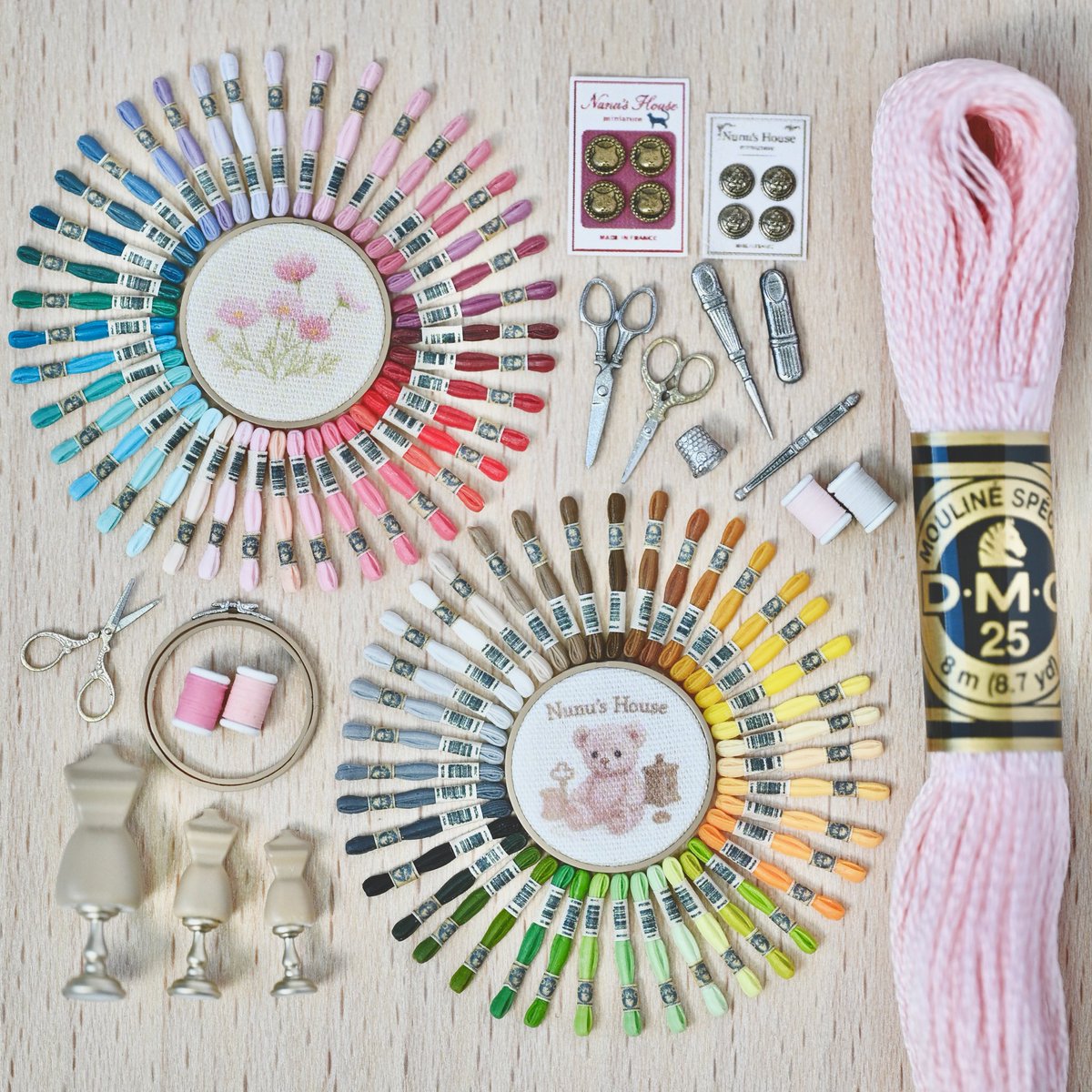 96色の刺繍糸モチーフの
ミニチュアを作りました🪡
グラデーションが綺麗です☺️