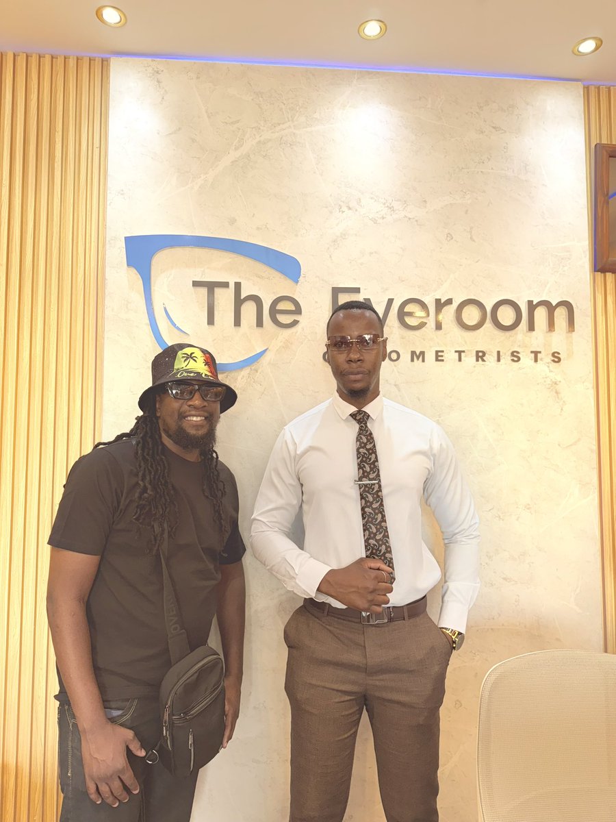 Shadaya_Knight's tweet image. Bumped into mi elder DJ Flevah Judgement Yard at The Eyeroom