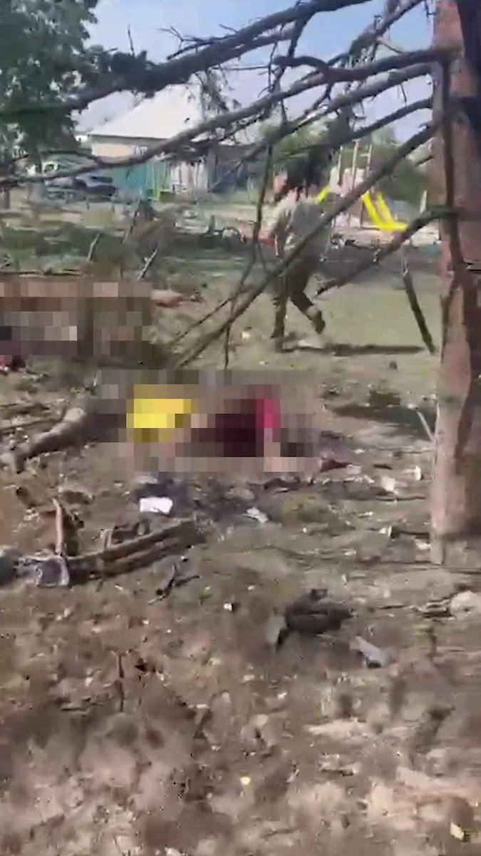 ❗️На Донеччині росіяни завдали авіаудару по цивільних, коли ті стояли в черзі на видачу пенсій

Станом на зараз відомо про щонайменше 21 загиблу людину та ще 21 поранену. На місці обстрілу працюють операційно-рятувальні служби.