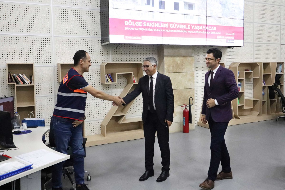 Canik Kaymakamı Sn. Şeref AYDIN, merkezimizi ziyaret ederek kurum müdürümüz Sn. Aziz AKAY ve çağrı merkezi personelimizle bir araya geldi. Ziyaret kapsamında çalışma alanlarını inceleyen Sayın Kaymakam, personelimizle sohbet ederek yürütülen çalışmalar hakkında bilgi aldı.