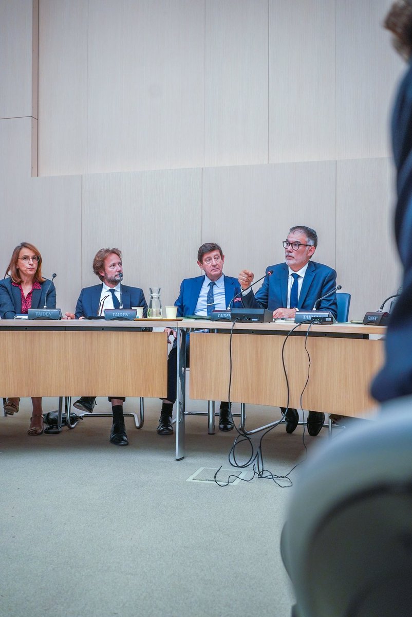 Réunion avec l’ensemble des parlementaires socialistes. 

Premier groupe parlementaire de gauche, nous affirmons : nous sommes prêts et convaincus qu’#UneAutreVoieEstPossible.