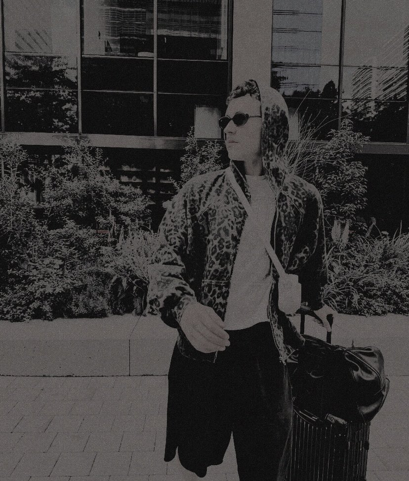 ᅠ      
ᅠ ᅠ        𝕷𝑶𝑶𝑲𝑰𝑵𝑮   𝕱𝑶𝑹   𓏧
         𝐚𝐬𝐡𝐞𝐫         𝐪𝐮𝐢𝐧𝐧.

       —— 22 años.
       —— mecánico.
       —— más datos en el hilo. ↓
ᅠ