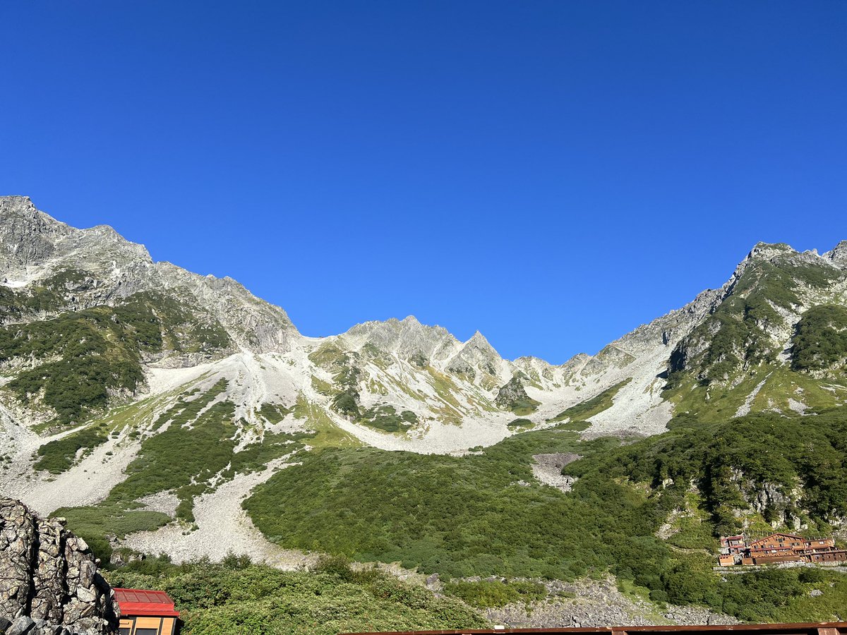 山に登り始めていつか行きたいと思ってた涸沢カール。

朝日が山肌を上から赤く照らしていくモルゲンロート。

見れて良かった😭