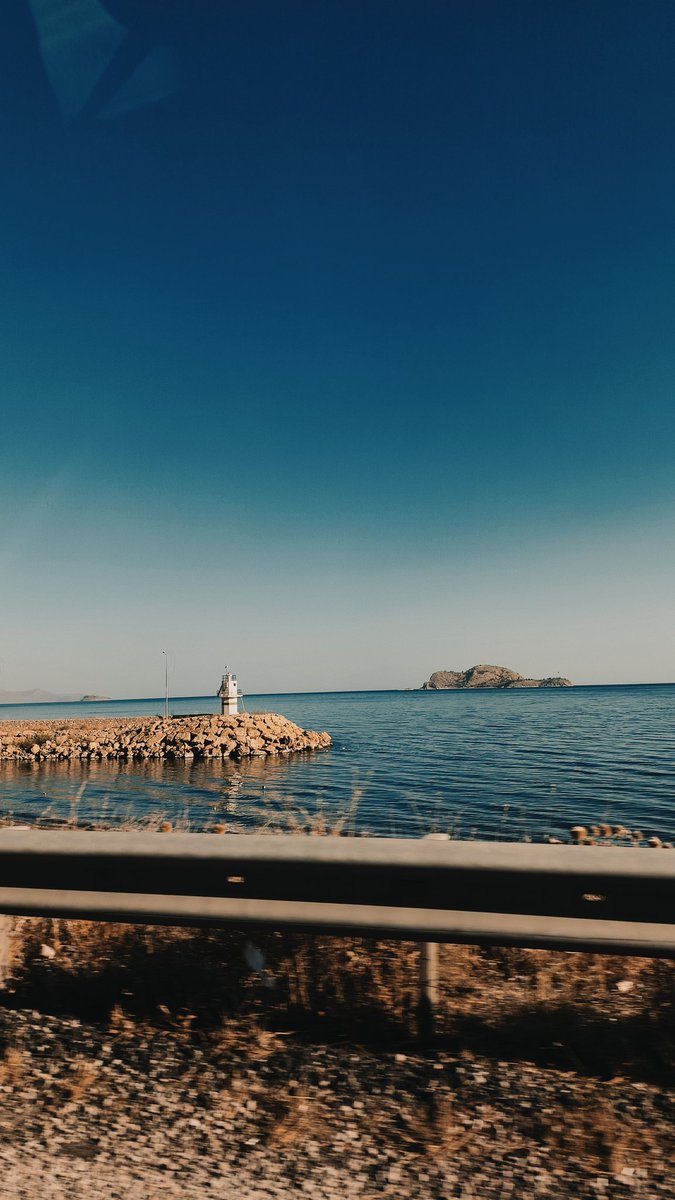 "Öğretirler Edremit’le Van arası kaç saat tutar
Kanadı kırık kuş hesabıyla"

"Tren kaçırmış gibiyim
Sana veda"