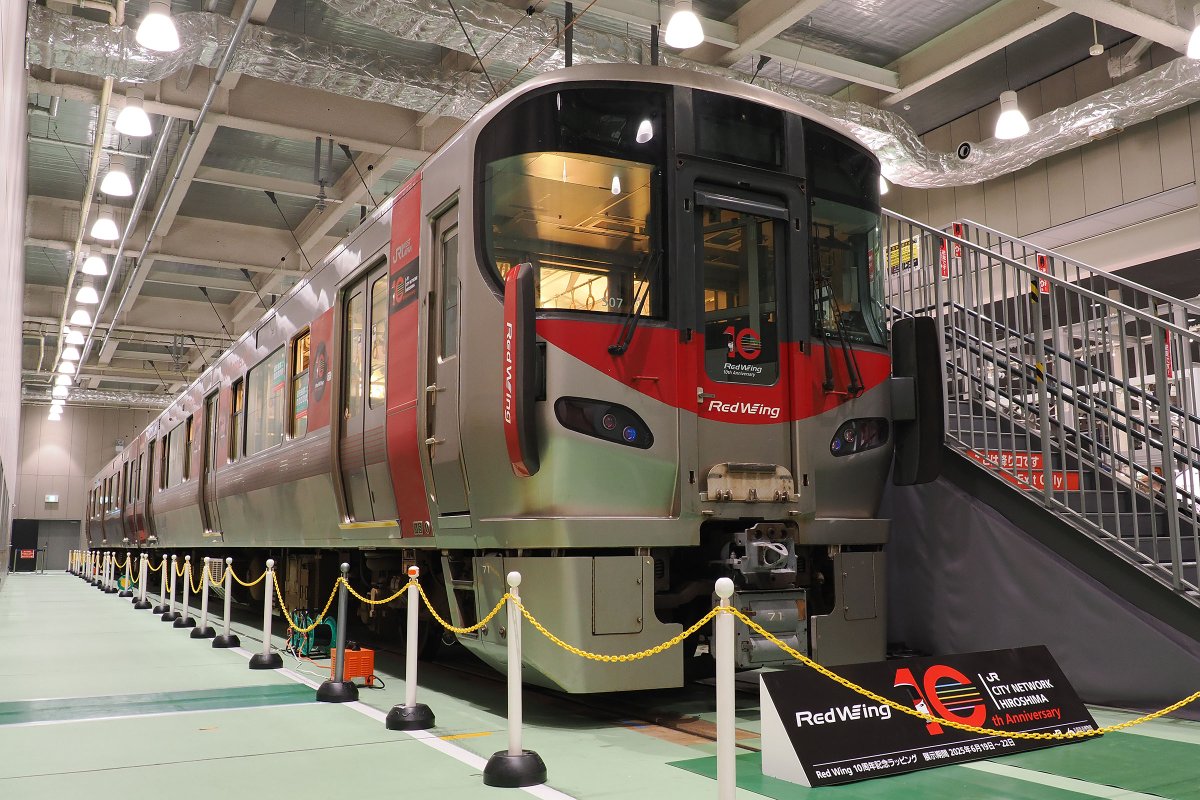 /
JR西日本×広島電鉄
コラボラッピングトレインの裏側に迫る🔍✨
\

「Red Wing」仕様の広電と「グリーンムーバ―マックス」仕様のJRが並走！？
ユニークな企画の仕掛人にインタビューしました🎤