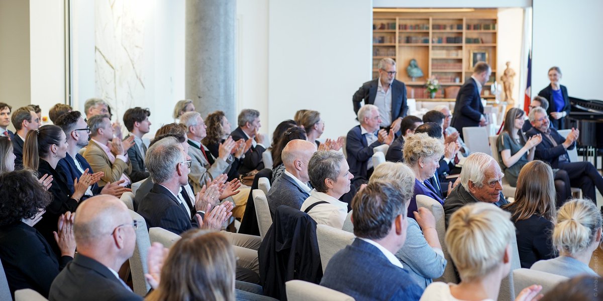 Amb_Delattre's tweet photo. Danke an @PeterRNeumann und @rc_schneider für die Vorstellung ihres neues Buches @FranzBotschaft und an Luise Quaritsch @DelorsBerlin für die spannende Diskussion über die Möglichkeiten, die Europa und dem 🇩🇪-🇫🇷 Tandem zur Verfügung stehen, um unsere Demokratie zu verteidigen! https://t.co/HkSjsirD5b